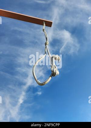 Le nez de la corde est suspendu sur les jalles contre le ciel bleu avec des nuages. Photo de haute qualité Banque D'Images