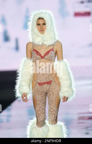 Madrid, Espagne. 16th févr. 2023. Un modèle marche sur la piste au spectacle de mode Andres Sarda à la Mercedes Benz Fashion week à l'IFEMA à Madrid, Espagne, sur 16 février 2023 (photo par Oscar Gonzalez/NurPhoto) Credit: NurPhoto SRL/Alay Live News Banque D'Images