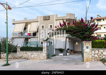 Ksamil, Albanie - 16 septembre 2021: Hôtel Vila Del Mar dans le village de Ksamil dans la côte d'azur du Sud de l'Albanie, et une partie de la Butrint National Banque D'Images