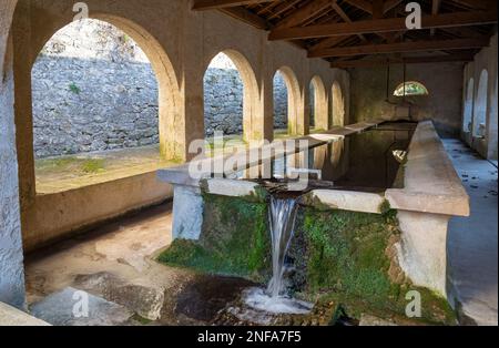 Vue sur le lavoir de la petite ville de Mazaugues dans le département du Var, situé à l'extrémité est du massif de Sainte-Baume, dans la Provence reg Banque D'Images