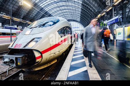 17 février 2023, Hesse, Francfort-sur-le-main : les voyageurs quittent un train ICE retardé à la gare centrale de Francfort dans la matinée. Le syndicat Verdi avait annoncé qu'il allait frapper les transports publics locaux dans certaines villes de Hesse et paralyser sept aéroports à travers l'Allemagne pour toute la journée dans le conflit salarial du secteur public vendredi. Photo: Frank Rumpenhorst/dpa Banque D'Images