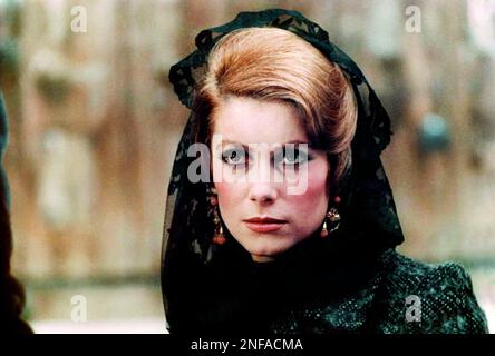 CATHERINE DENEUVE à TRISTANA (1970), dirigée par LUIS BUÑUEL. Crédit: EPOCA FILMS / Album Banque D'Images