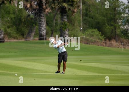 Chonburi, THAÏLANDE. 17th février 2023. Fabrizio Zanotti du PARAGUAY joue du fairway sur le trou 11 pendant le tour 2nd du DP World Thailand Classic au Amata Spring Country Club à Chonburi, EN THAÏLANDE. Zanotti fermera avec un cinq-moins 67 pour passer à 2nd place le clubhouse lead sur -11. Crédit : Jason Butler/Alay Live News. Banque D'Images