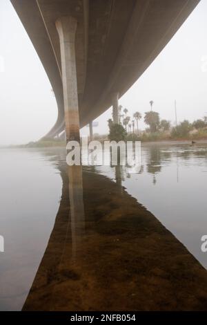 Pont du fleuve Colorado à Yuma Az dans le brouillard Banque D'Images