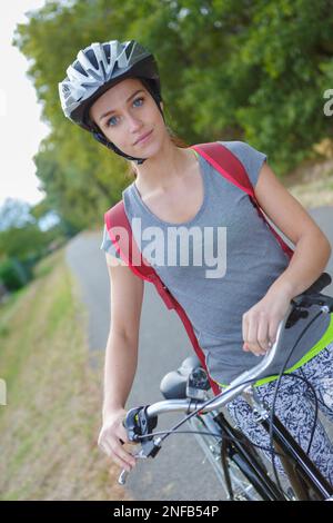 potrait de jeune cycliste femelle portant un casque Banque D'Images