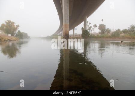 Pont du fleuve Colorado à Yuma Az dans le brouillard Banque D'Images