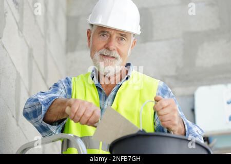 constructeur plâtrier réparateur contremaître dans un casque Banque D'Images