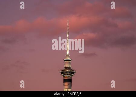 Auckland, Nouvelle-Zélande - 27 décembre 2022: Crépuscule tombant au-dessus de la tour du ciel, une tour de télécommunications et d'observation de 328m de haut à Auckland, Nouvelle-Zélande Banque D'Images