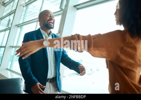 Heureux, l'amour et le couple qui s'embrasse à l'aéroport pour la réunion avec soin, bonheur et excitation. Voyage, salutation et amour jeune africain homme et femme Banque D'Images