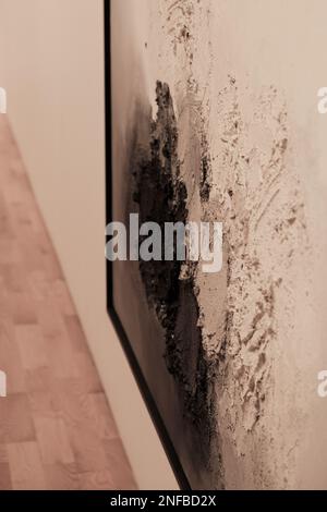 Photo verticale d'une peinture noire et blanche sur le mur Banque D'Images