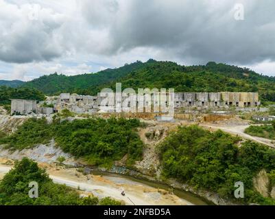 Abandon de la construction d'une entreprise minière dans une mine. Sipalay, Negros, Philippines. Banque D'Images