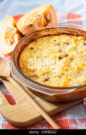 Millet doux cuit au four et porridge de riz avec potiron et raisins secs Banque D'Images