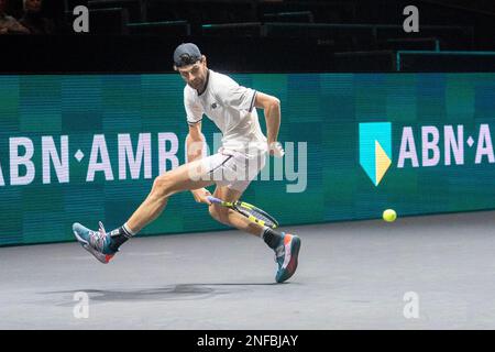 ROTTERDAM, PAYS-BAS - FÉVRIER 16 : retour entre les jambes par Maxime Cressy des Etats-Unis en action pendant le tournoi de tennis mondial ABN AMRO 50th 2023 à Ahoy on 16 février 2023 à Rotterdam, pays-Bas (photo de Henk Seppen/Orange Pictures) Banque D'Images