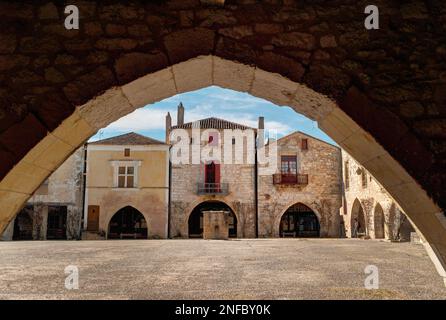 Place des Cornières à travers l'arche, Monpazier, département de Dordgne, France Banque D'Images