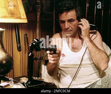 PETER FALK dans LE DÉTECTIVE BON MARCHÉ (1978), dirigé par ROBERT MOORE. Crédit : COLUMBIA/EMI/WARNER/Album Banque D'Images