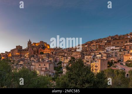 Le village médiéval de Caccamo au crépuscule, Sicile Banque D'Images