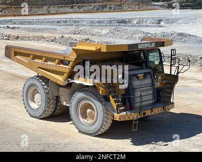 Grande benne de carrière pleine de pierres. Transport du minerai dans le concasseur. Machines d'exploitation minière de camions, transporter le matériau pour la production. Banque D'Images