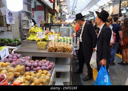 JÉRUSALEM, ISRAËL - 28 OCTOBRE 2022 : les Juifs orthodoxes visitent le stand de fruits et légumes du marché de Mahane Yehuda (ou shuk) le matin avant shabbat à dow Banque D'Images