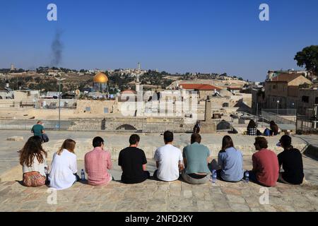 JÉRUSALEM, ISRAËL - 28 OCTOBRE 2022 : les touristes visitent le point de vue du toit entre le quartier juif et le quartier musulman de Jérusalem, Israël. Jérusalem est une Banque D'Images