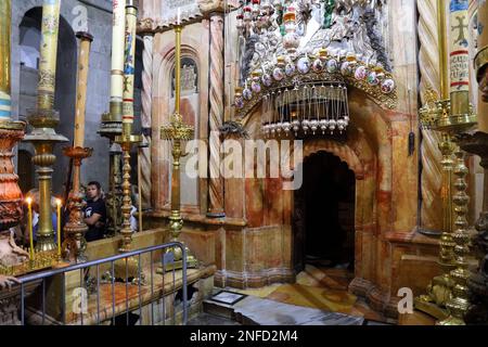 JÉRUSALEM, ISRAËL - 28 OCTOBRE 2022 : les gens visitent l'Église du Saint-Sépulcre dans le quartier chrétien de la vieille ville de Jérusalem. Il fait partie de Jerudale Banque D'Images