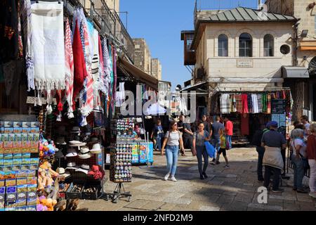 JÉRUSALEM, ISRAËL - 28 OCTOBRE 2022 : les touristes visitent un des nombreux souks (marchés) dans le quartier chrétien de Jérusalem, Israël. Jérusalem est une grande Banque D'Images