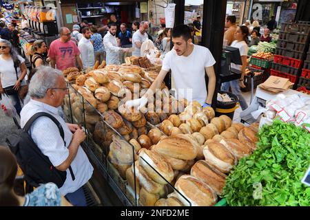 JÉRUSALEM, ISRAËL - 28 OCTOBRE 2022 : les gens visitent la boulangerie du marché de Mahane Yehuda (ou shuk) le matin avant shabbat dans le centre-ville de Jérusalem. Banque D'Images