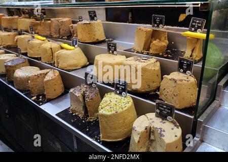 JÉRUSALEM, ISRAËL - 28 OCTOBRE 2022 : choix de saveurs de halva (ou halva) au marché de Mahane Yehuda (ou shuk) le matin avant shabbat dans le centre de Jeru Banque D'Images