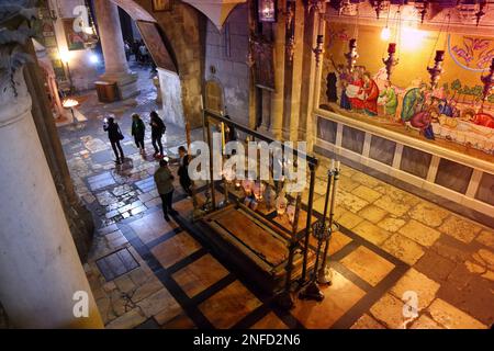 JÉRUSALEM, ISRAËL - 28 OCTOBRE 2022 : les gens visitent l'Église du Saint-Sépulcre dans le quartier chrétien de la vieille ville de Jérusalem. Il fait partie de Jerudale Banque D'Images