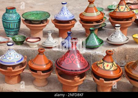 Ouarzazate marché de rue produits artisanaux au Maroc. Céramiques artisanales marocaines dans le souk. Marmites de tagine. Banque D'Images