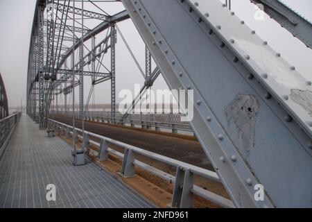 Pont du fleuve Colorado à Yuma Az dans le brouillard Banque D'Images