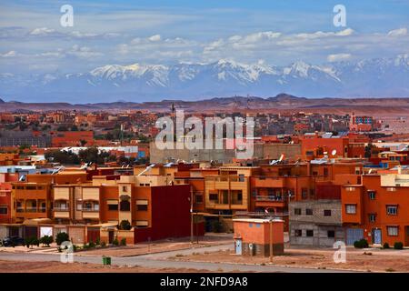 Ouarzazate ville au Maroc (également orthographié Warzazat). Horizon de la ville avec quartier résidentiel et montagnes de l'Atlas en arrière-plan. Banque D'Images