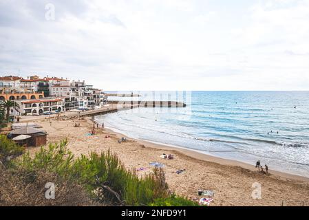 Belles maisons blanches, mer méditerranée et ciel bleu clair au coucher du soleil et du coucher du soleil à El Roc de Sant Gaieta, Catalogne Banque D'Images