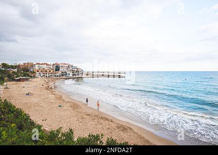 Belles maisons blanches, mer méditerranée et ciel bleu clair au coucher du soleil et du coucher du soleil à El Roc de Sant Gaieta, Catalogne Banque D'Images