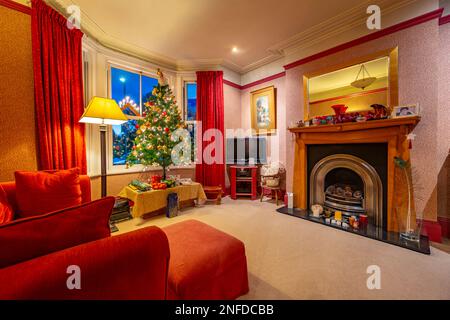 Un salon typique décoré d'un arbre de Noël Banque D'Images