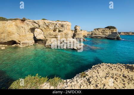 Piles de roches et mer cristalline des Faraglioni di Sant Andrea, Torre di Sant Andrea, Melendugno, province de Lecce, Puglia, Italie, Europe Banque D'Images
