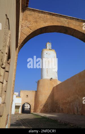 Ville d'El Jadida, Maroc. Tour de minaret de la mosquée dans l'ancienne colonie portugaise, classée au patrimoine mondial de l'UNESCO. Banque D'Images