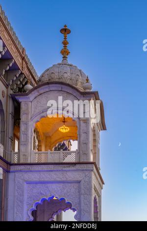 La lune dans le ciel derrière une tour du Siri Guru Nanak Darbar Gurdwara Gravesend Kent Banque D'Images