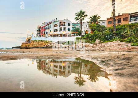 Belles maisons blanches, mer méditerranée et ciel bleu clair au coucher du soleil et du coucher du soleil à El Roc de Sant Gaieta, Catalogne Banque D'Images