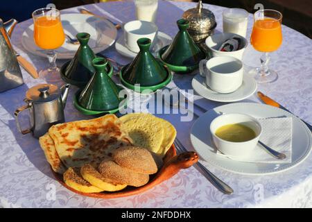 Petit-déjeuner marocain avec baghrir traditionnel et crêpes au sperme. Cuisine marocaine. Banque D'Images
