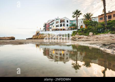 Belles maisons blanches, mer méditerranée et ciel bleu clair au coucher du soleil et du coucher du soleil à El Roc de Sant Gaieta, Catalogne Banque D'Images