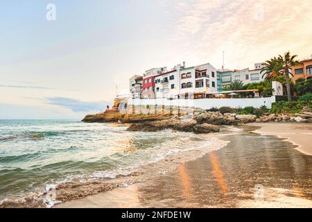 Belles maisons blanches, mer méditerranée et ciel bleu clair au coucher du soleil et du coucher du soleil à El Roc de Sant Gaieta, Catalogne Banque D'Images