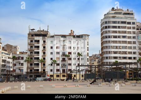 CASABLANCA, MAROC - 22 FÉVRIER 2022 : vue sur la rue dans le centre-ville de Casablanca, Maroc. Casablanca est la plus grande ville du Maroc. Banque D'Images