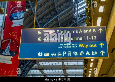 Panneau aux concourses inférieures du terminal Eurostar à la gare St Pancras de Londres Banque D'Images