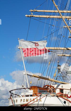 GDYNIA, POLOGNE - 1 SEPTEMBRE 2010 : Grand navire historique Dar Pomorza à Gdynia, Pologne. La frégate de voile datant de 1909 est un célèbre navire-musée Banque D'Images