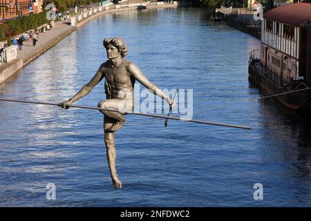 BYDGOSZCZ, POLOGNE - 4 SEPTEMBRE 2010 : statue « traverser la rivière » à Bydgoszcz. L'œuvre d'art de Jerzy Kedziora est un monument connu depuis 2004. Banque D'Images