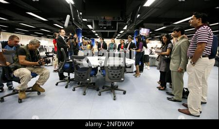 Image ©sous licence de i-Images Picture Agency. 27/07/2008. Abu Dhabi, Émirats arabes Unis. Les membres des cadres de l'Hydra (un spectacle de réalité semblable à un apprenti) filmant un épisode dans la salle de presse nationale . Photo par Andrew Parsons / i-Images Banque D'Images