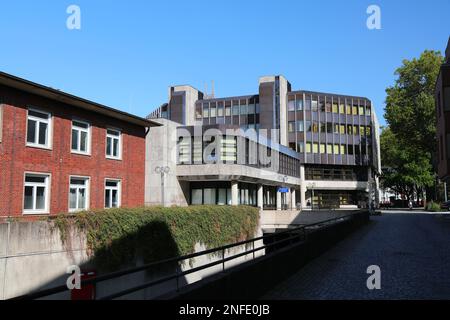 BOCHUM, ALLEMAGNE - 17 SEPTEMBRE 2020 : lycée populaire (Volkshochschule) et bibliothèque municipale (Stadtbucherei) à Bochum. Centre d'éducation des adultes typique Banque D'Images