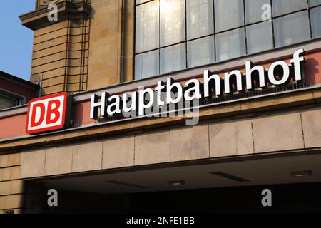 HAGEN, ALLEMAGNE - 16 SEPTEMBRE 2020 : panneau Deutsche Bahn (chemins de fer allemands) sur la gare centrale de Hagen (Hauptbahnhof Hbf) en Allemagne. Banque D'Images