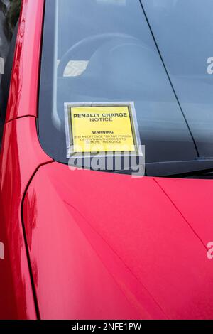 Un billet de parking sur le pare-brise d'une voiture garée illégalement dans une rue de Newquay, en Cornouailles, au Royaume-Uni. Banque D'Images