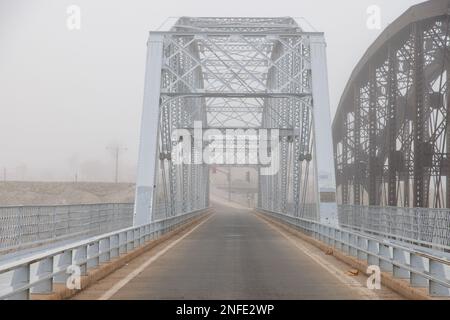 Pont du fleuve Colorado à Yuma Az dans le brouillard Banque D'Images